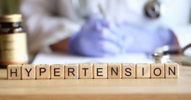 Doktor, ahşap küplerin arka planlarını hipertansiyon yakın çekim filmiyle dolduruyor. Atardamar hipertansiyon teşhisi ve tedavisi