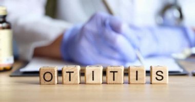 Doktor, ahşap küplerin arka planına 