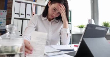 Ofis çalışanı gazetede kötü haber okumaktan şikayetçi. Raporlarda ve finansal durgunluk gelir kavramında hata