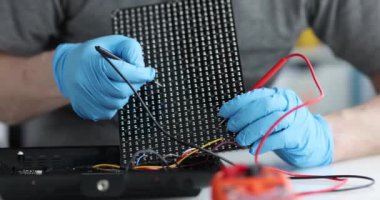 Elektrikçi gemideki bağlantıları kontrol etmek için testçi kullanır. Elektrik donanımı ve bilgisayar panosu konsepti teşhisi.