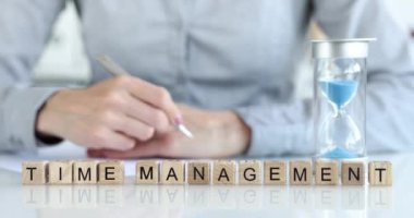 Yönetici bir aylık zaman yönetimi planı dolduruyor. Fazla mesai ve son teslim tarihi kavramı