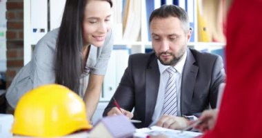 Mühendis ya da mimar grubu mimari ekipmanlarla planlar üzerinde tartışıyor ve çalışıyor. Yapı mühendisi veya mimari proje kavramı.