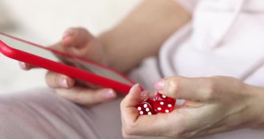 Elinde oyun kırmızı küpleriyle akıllı telefon. Çevrimiçi oyunlar ve profesyonel oyuncu kavramı