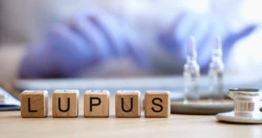 Tahta bloklardaki lupus sözcüğü steteskop ampulleri aşı ve doktor. Sağlık ve aşı lupus kavramı