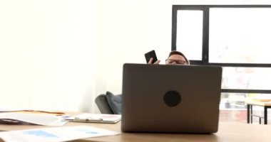 Memnun olmayan işadamı ofis 4K filminde cep telefonundan müşteriye ulaşamıyor. Uzak iş konseptinin sorunları ve güçlükleri