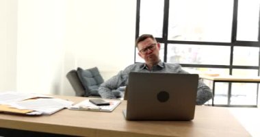 İş adamı kol saatine bakıyor ve 4K filminde cep telefonundan arıyor. Zaman yönetimi ve geciktirme kavramı