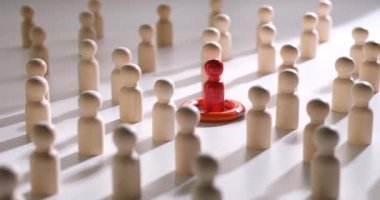 4 bin dolarlık sigorta filmi için kalabalığın arasında şamandıradaki tahta adam figürü. İş kurtarma kavramı