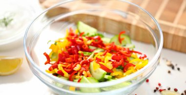 Tatlı sebzeli, salatalıklı ve biberli leziz taze salata. Cam kasede servis edilen yemek. Yemek pişirme, organik, sağlıklı konsept