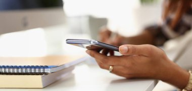 Kadın cep telefonu cihazının yakın çekimleri, iletişim için cihaz, mesaj, çağrı. Modern teknoloji, bağımlılık, bağlantı, öldürme zamanı kavramı