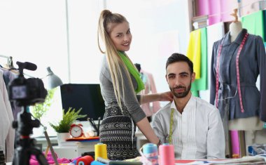 Ortakların portresi kamera önünde terzilikten bahseder, müritlerin içeriği, terzi insanlara dikiş dikmeyi öğretir. Blogcu, yaratıcılık, sanat konsepti