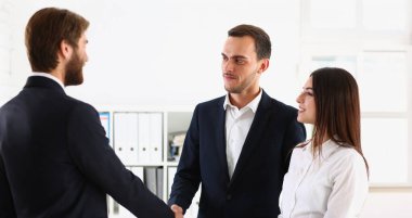 Emlakçı ya da avukatla tokalaşan çift portresi, ofiste uzmanları selamlar. Danışmanlıkla randevu, nitelikli adam. Yardım, danışma kavramı