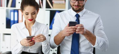 Elinde cihazlar olan bir grup insanın portresi ve ofisteki telefon ekranına bak. Haber okumak, delilik, durmadan mesaj göndermek, sohbet bağımlısı. Mobil bağımlılık kavramı