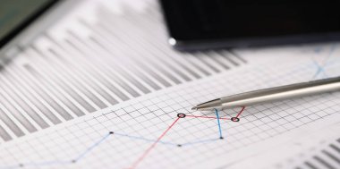 Üzerinde grafik olan bir iş belgesinin yakın plan görüntüsü. Artan ve azalan mavi ve kırmızı çizgiler. İstatistikler, iş dünyası, ekonomi, finans kavramı