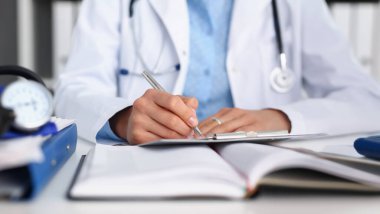 Doktor raporuna yakın çekim yap ya da hasta, yoğun kafa doktoru için ilaç yaz. Klinikte nitelikli bir tıp çalışanı. Sağlık, danışma konsepti