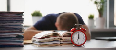 Yorgun öğrencilerin yakın çekimleri masadaki ders kitaplarının arkasında kestiriyor. Uykusuz bir geceden sonra eğitim sırasında uyuyan adam dinleniyor. Umutsuzluk, son teslim tarihi kavramı