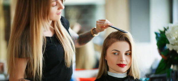 Портрет парикмахера с расчёской для расчёски волос клиентов, женщина по записи в салон. Профессиональный мастер в центре красоты. Велнес, парикмахерская концепция