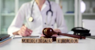Yargıç Tokmak 'a karşı tahta küplerden yapılmış tıbbi bir hata. Doktor ağır çekimde zarar verdiği için istifa mektubu yazıyor.