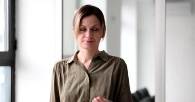 Talep eden kadın, kameraya bakıp para istemeye başlar. Kadın çalışan maaşının ağır çekimde durduğunu iddia ediyor