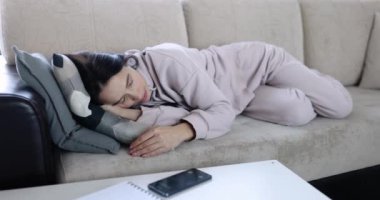 Uyuyan yorgun kadın telefona cevap verir ve uyumaya devam eder. Kadın uyurken telefonla konuşmaktan endişeleniyor.