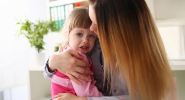 Sarılma doktor onun ofis portre ziyaret ağlayan küçük kız bebek korkuttu