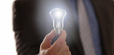 Ilham Sembolü Tasarruf Elektrik Enerji Fikri. Man Girişimci Geleneksel Ampul Holding. Elinde Lamba ile Resmi Suit İşadamı. İnovasyon Teknolojisi Yeni İş Vizyonu