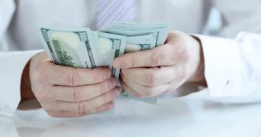 İş adamı Amerikan nakit parasını düşünüyor. Finansal kazanç ve başarılı yatırım konsepti