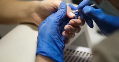 Manikürcü kuaförde müşterinin tırnaklarını temizliyor. Manikür hizmeti kavramı