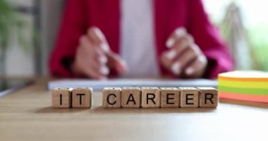 Küplerde kelime bilişim kariyeri ve bilgi işlem uzmanı arayan bir kadın. Bilgi teknolojisi alanında kariyer ve çalışma