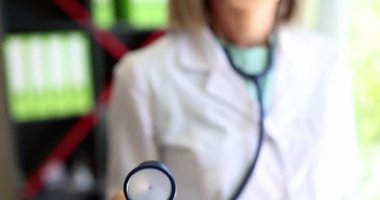 Terapist kardiyolog hastanede stetoskop tutuyor. Kalp hastalıkları ve tıbbi muayene konsepti