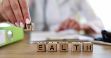Doktor elleri kelime sağlığıyla ve zenginlikle harfleri değiştiriyor. Sağlık ve sağlık sigortası