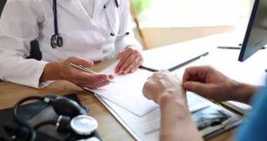 Doktor ve hasta klinikte tıbbi teşhisi tartışıyorlar. Sağlık sigortası ve bakımı