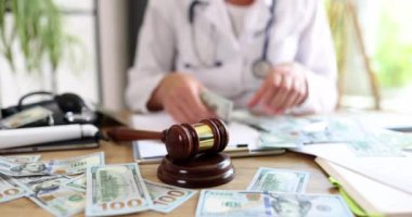 Terapist nakit sayıyor ve yargıç tokmağı sayıyor. Sağlık hizmetlerinde yolsuzluk ve cezai yükümlülük