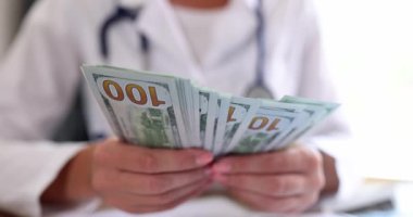 Doktor klinikte dolarları sayıyor. İlaç ve sağlık sigortası maliyeti
