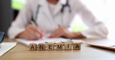 Kelime anemisi ve doktor tıbbi araştırmaların sonuçlarını inceler. Anemi ya da kan hastalığı