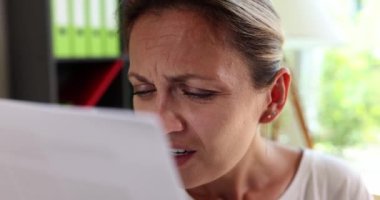 Gazete okuyan endişeli kadının portresi. Negatif duygular ve kötü haberler