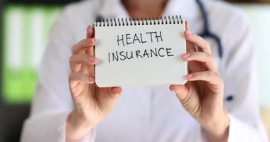 Terapist, sağlık sigortası içeren bir not defteri gösterdi. Sağlık çalışanı sağlık sigortası yaptırmayı önerdi