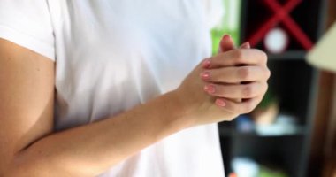 Kadın ellerindeki ağrı ve kemik eklem iltihabından muzdarip. Aşırı çalışan ellere masaj yapan kızlara yakın çekim.