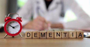 Nörolog doktorun masasında çalar saat ve kelime bunaması var. Beyin hastalıkları ve yaşlanma süreci