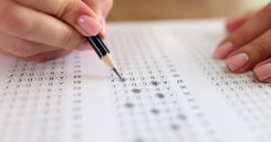 Öğrenci el testi. Kalemle yapılan bir sınav. Üniversite ya da lise final sınavları için cevap kağıdından seçilen kişiler