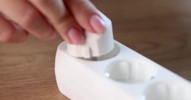 Kadın elinin prizin prizine elektrik prizi takması. Elektrik aygıtlarına bağlanılıyor