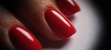 Kadın ellerinde kırmızı parlak manikür. Güzellik endüstrisi konsepti