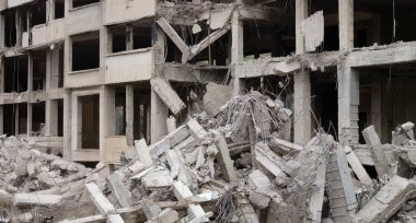Mahvolmuş şehrin çok katlı konut binasına yakın çekim. Harabe apartmanlar. Rusya 'nın Ukrayna' ya karşı savaşı