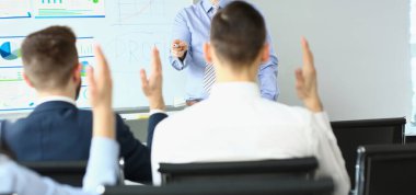 Şirket ofisinde eğitim gören işletme koçunun portresi, geliştirme stratejisi, takım oluşturma veya beyin fırtınası. İş semineri ve takım çalışması konsepti