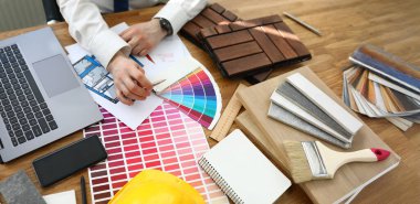 Projede çalışan iç mimar manzarası, iş yerinde palet. Örneklerden malzeme rengi seçimi. Tasarım stüdyosu ve mimar konsepti