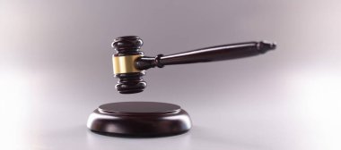 Gri arkaplandaki ses panosundaki ahşap hakimlerin yakın plan görüntüleri. Yasal hizmet için avukat aracı. Mahkeme, hukuk, karar, yasallık ve adalet kavramı