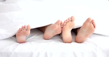 Oyuncu, partneriyle flört eder. Battaniyenin altından sarkan çıplak ayaklara dokunur ve yatakta reddedilir. Yatak odasında çift ilişkisi