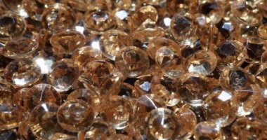 Parlak pırlantalar arka plan olarak ışıldıyor. Mücevher süslemeleri için pahalı yapay mücevherler. Şeffaf değerli taşlar