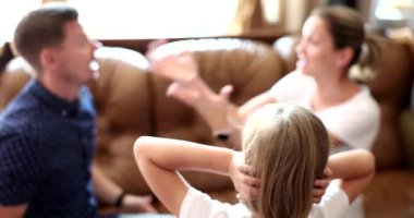 Deli ebeveynler oturma odasında ağır çekimde tartışırken korkmuş çocuk kulaklarını kapatır. Ciddi aile çatışmaları çocukların akıl sağlığını etkiler. Aile içi şiddet
