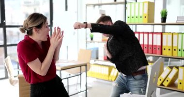 Duygusal meslektaşlar ofiste yavaş çekimde eğlenmek için kavga ederler. Oyuncu şirket çalışanları, agresifliği taklit ederek stres seviyesini düşürür. İş yerinde gayri resmi faaliyetler