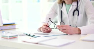 Gözlüklü kadın terapist klinik dolabında tıbbi kayıtlarla masada oturuyor. Aile doktoru randevudaki hastayı dinler. Hastanede profesyonel danışmanlık